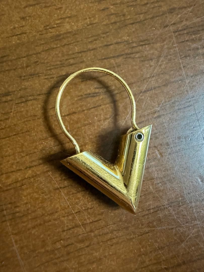 ヴィトン　ピアス　V字型金色ピアス(片耳用)