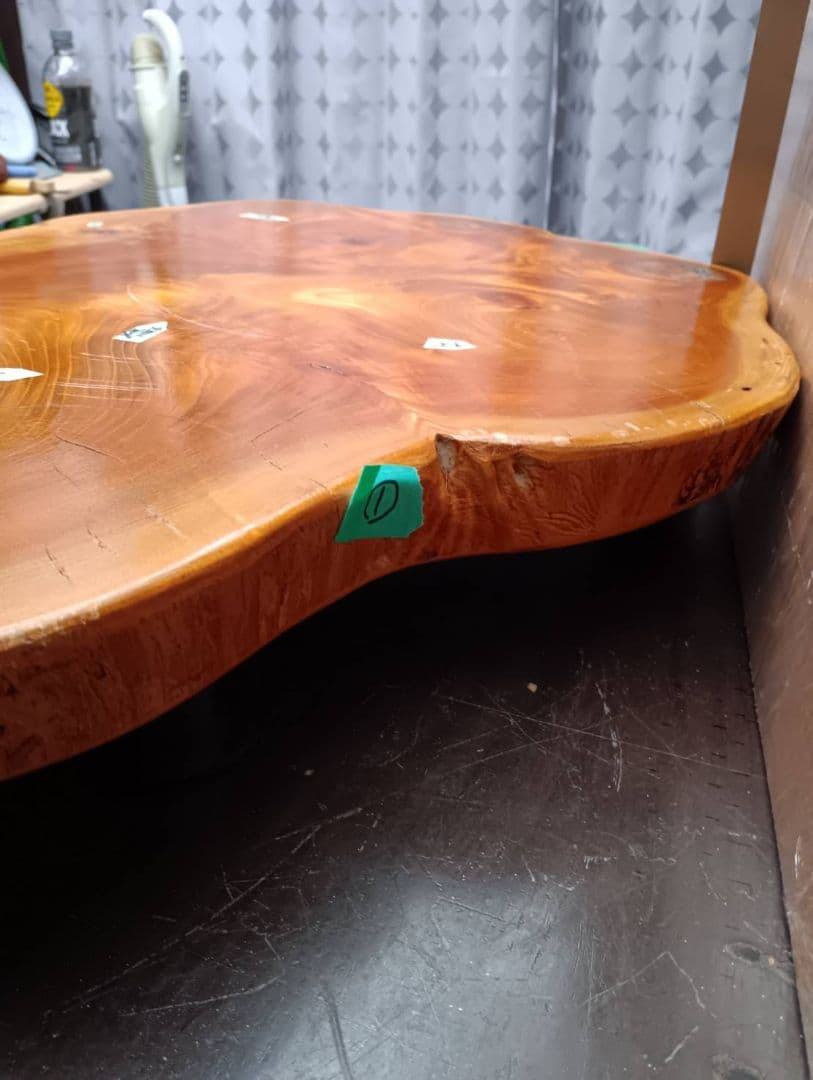 無垢材 自然な形状の座卓