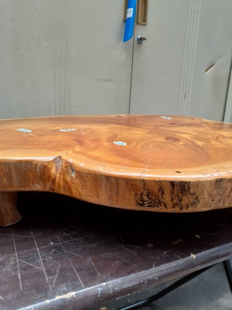 無垢材 自然な形状の座卓