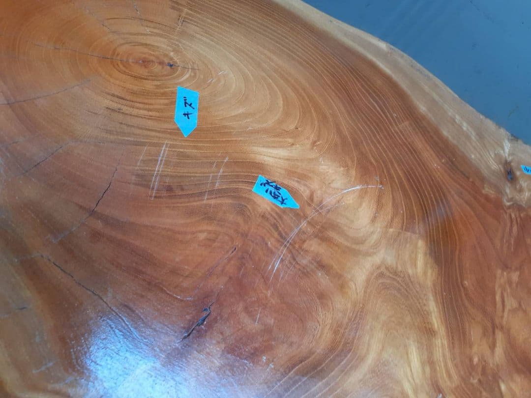 無垢材 自然な形状の座卓