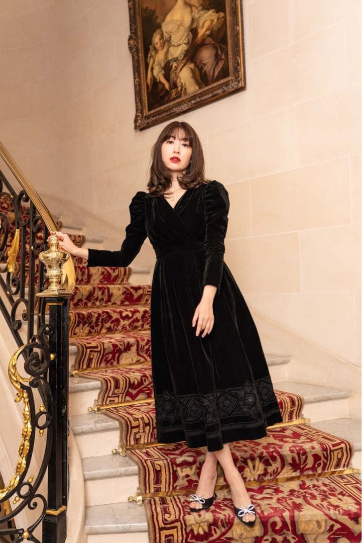 ワンピース herlipto Embroidered Velour Midi Dress