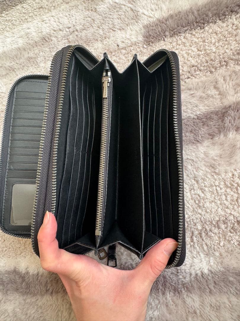 黒いレザー長財布 エンボス加工 coach