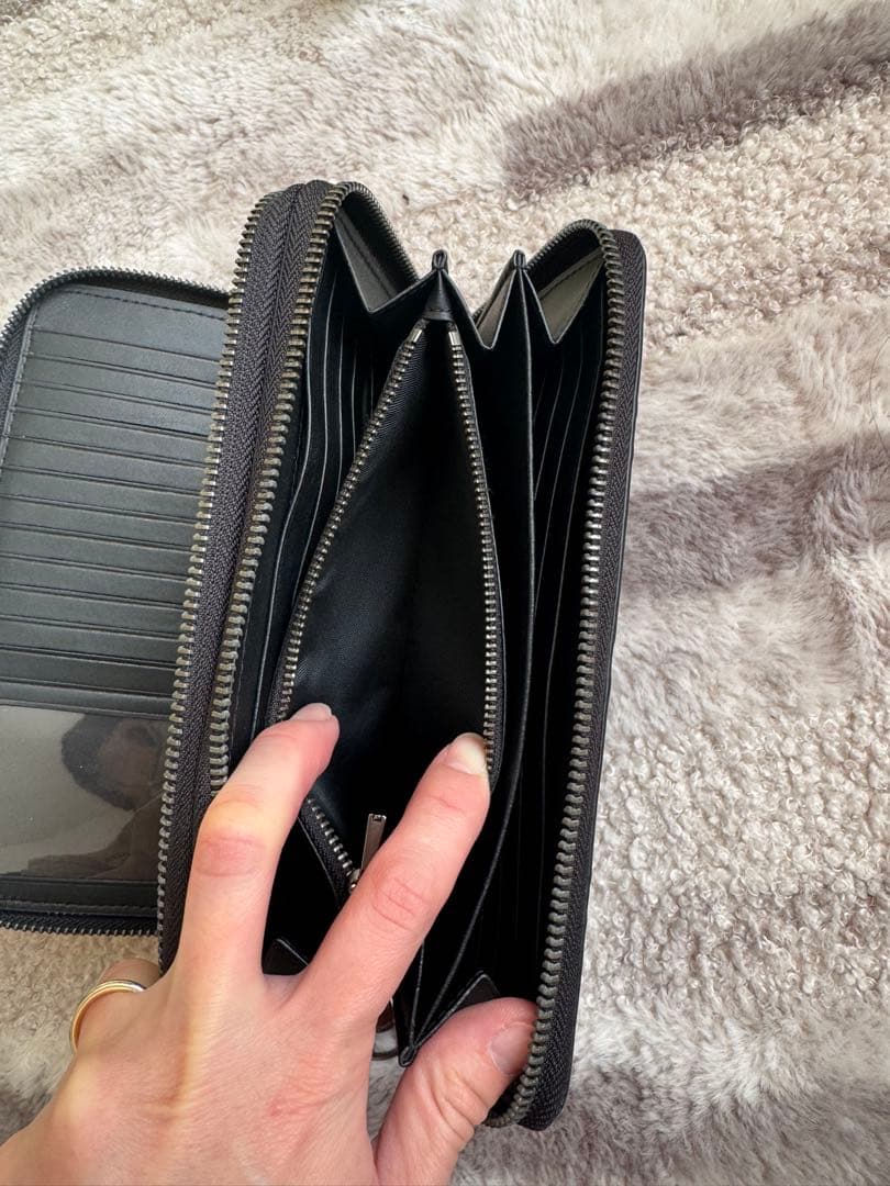 黒いレザー長財布 エンボス加工 coach