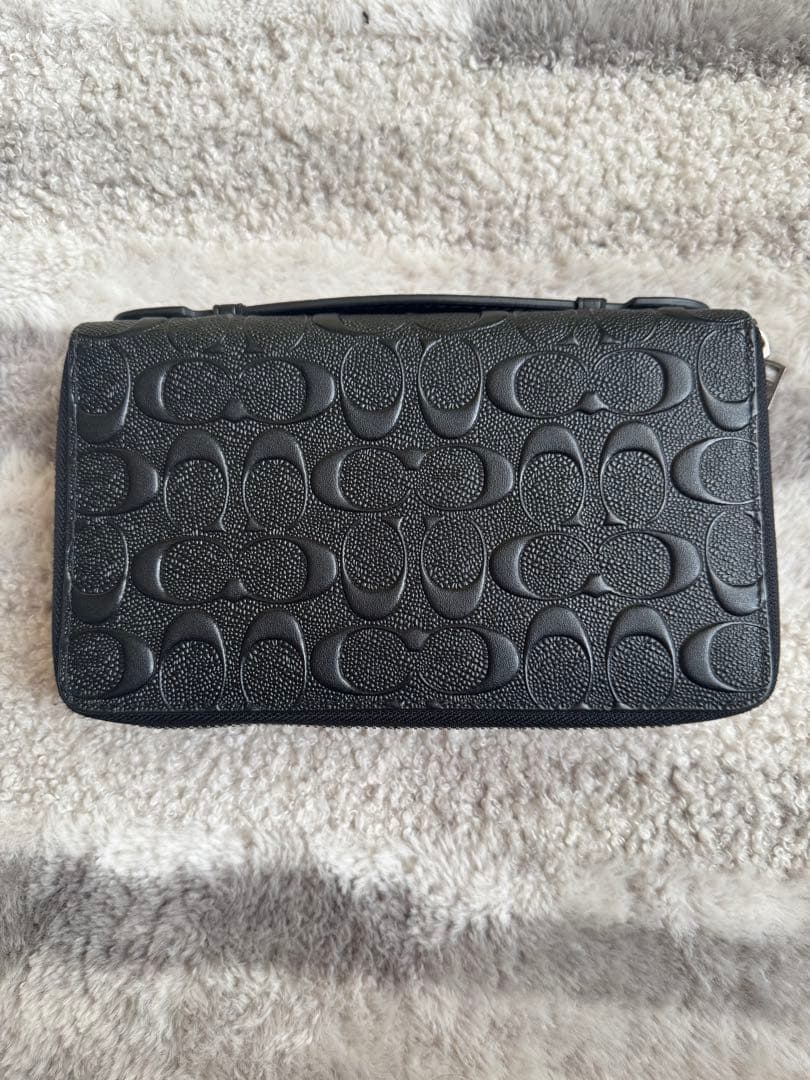 黒いレザー長財布 エンボス加工 coach