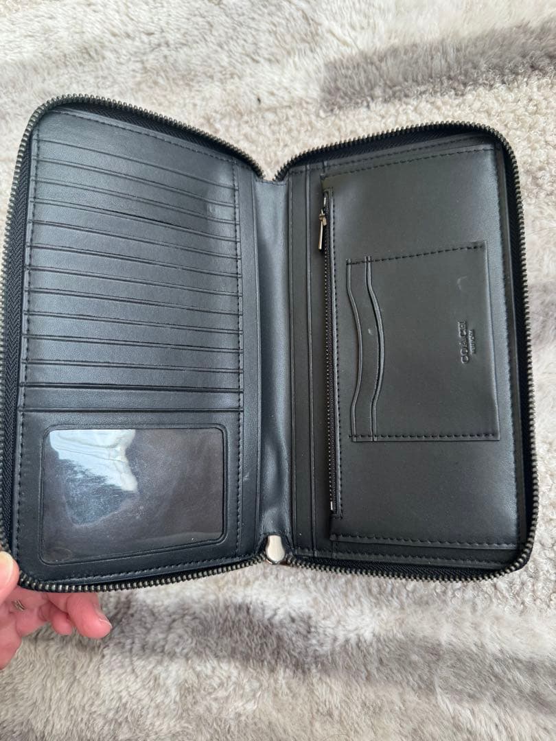 黒いレザー長財布 エンボス加工 coach