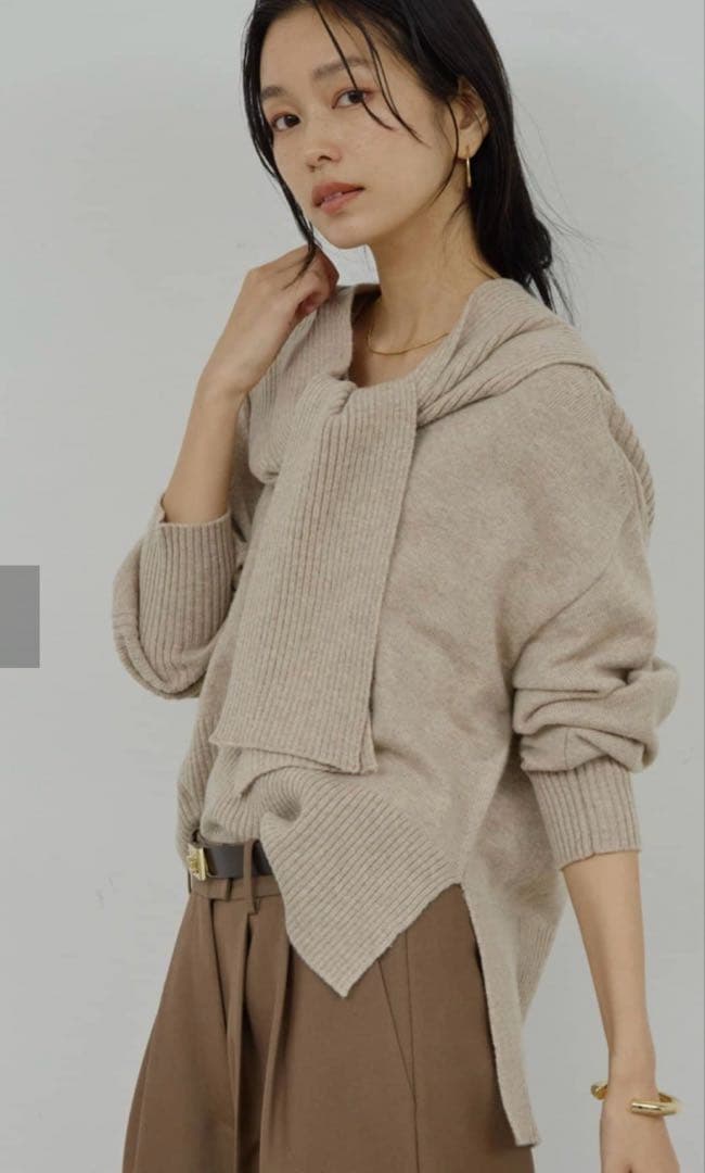 新品未使用 フード付きベージュ長袖ニット MANAKAコラボ