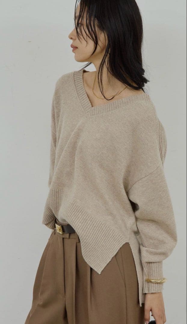 新品未使用 フード付きベージュ長袖ニット MANAKAコラボ