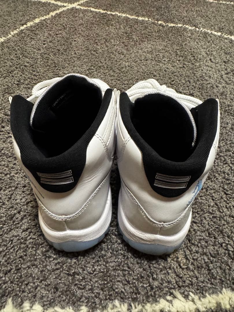 エア ジョーダン 11 ホワイト/ブラック/ブルー