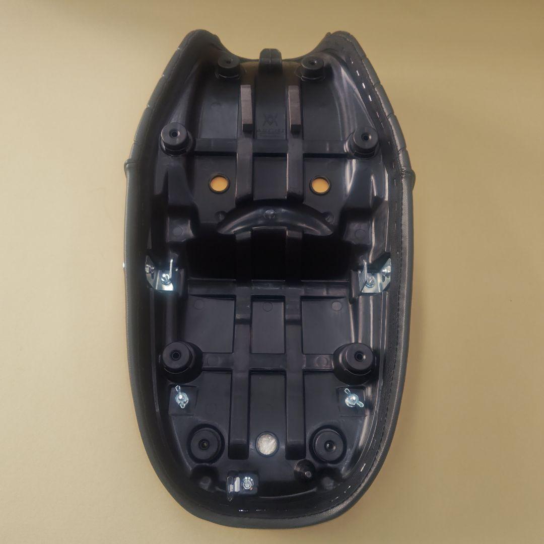 ARCHI　Z900RS用タックロールシート 黒　スタッツ付き