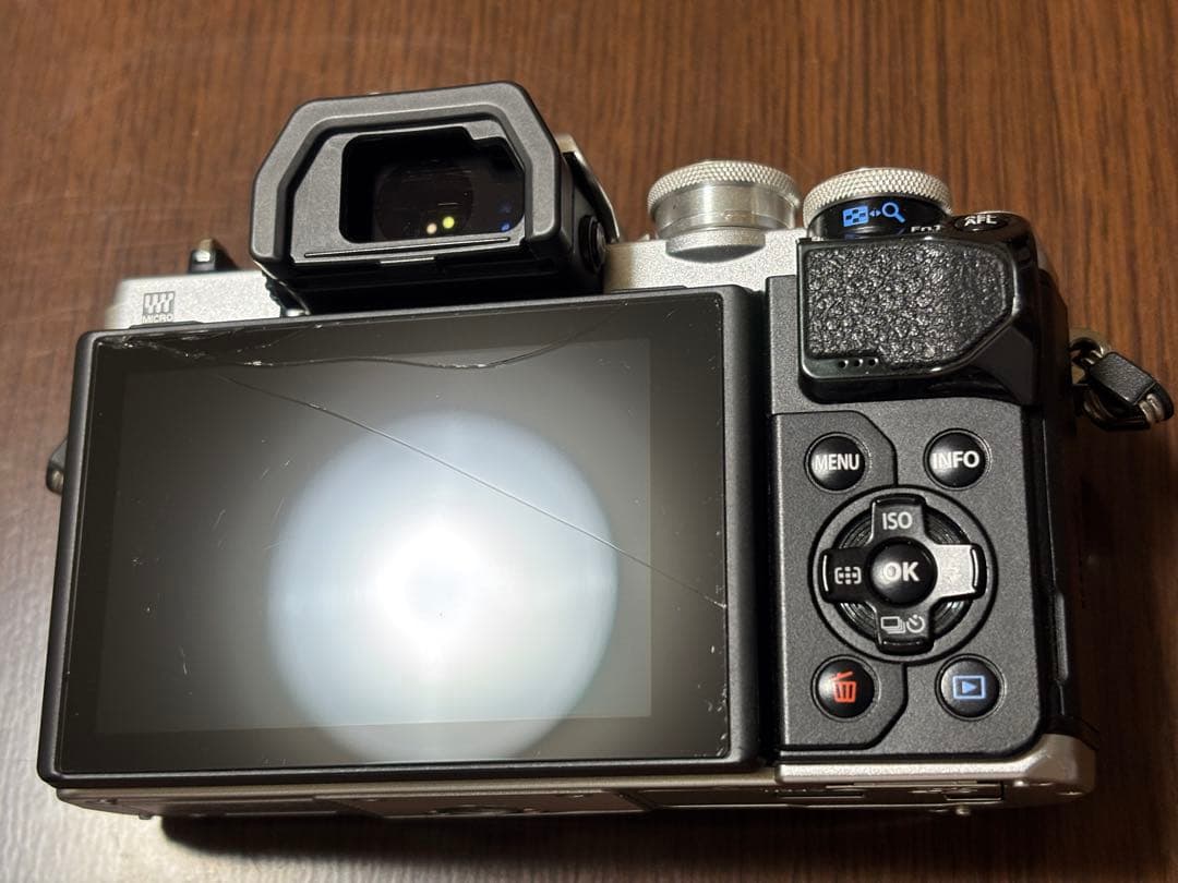 オリンパス OM-D E-M10 Mark III EZダブルズーム 液晶割れ有