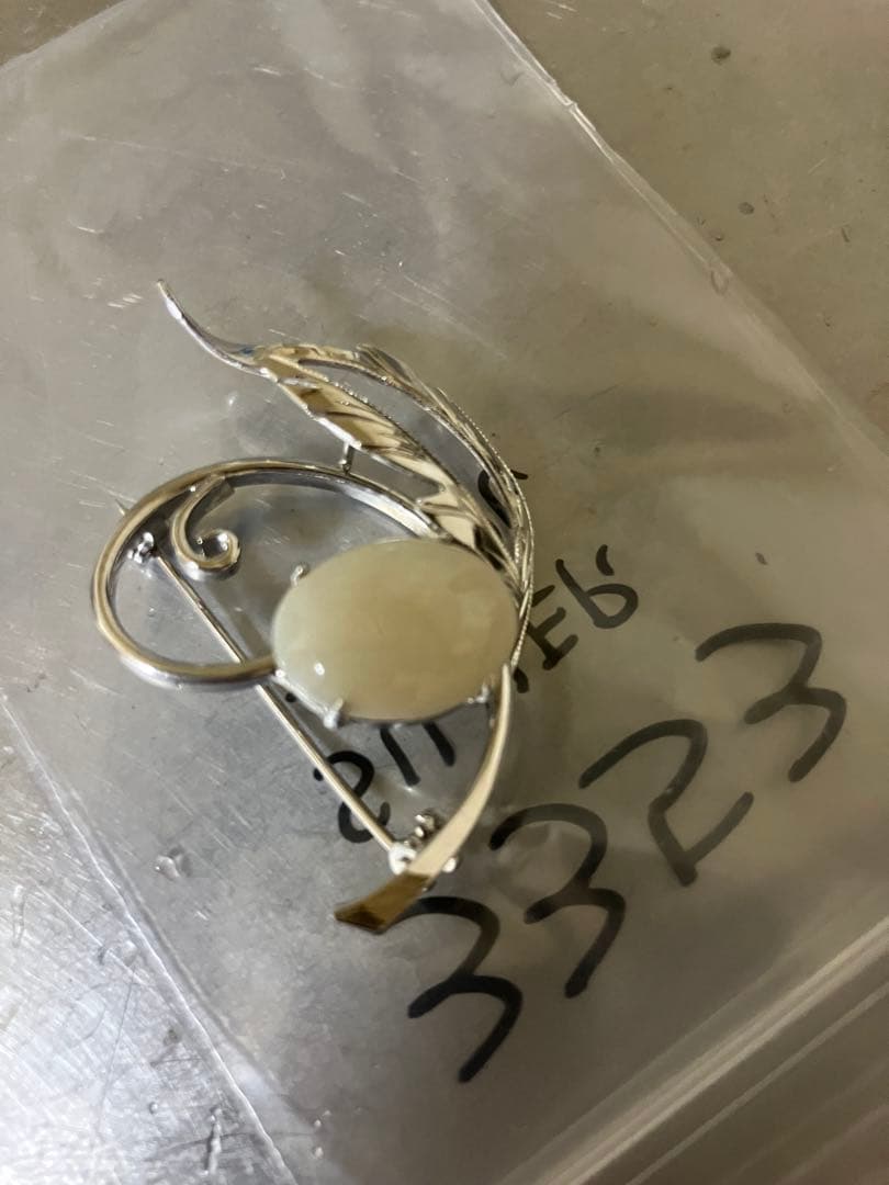 てんてんシルバーブローチ 白い石付き