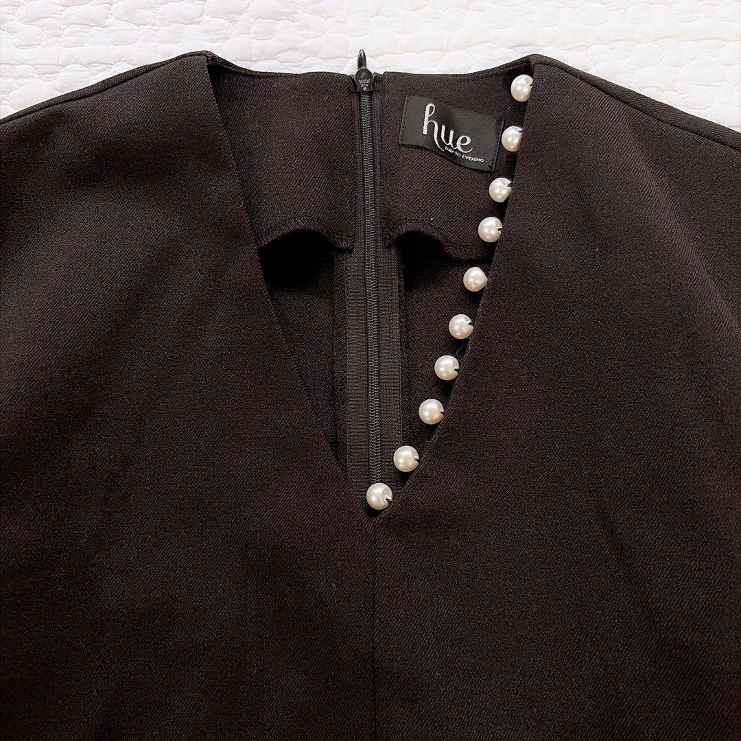 hue DAY TO EVENING ワンサイドパール ペプラムブラウス