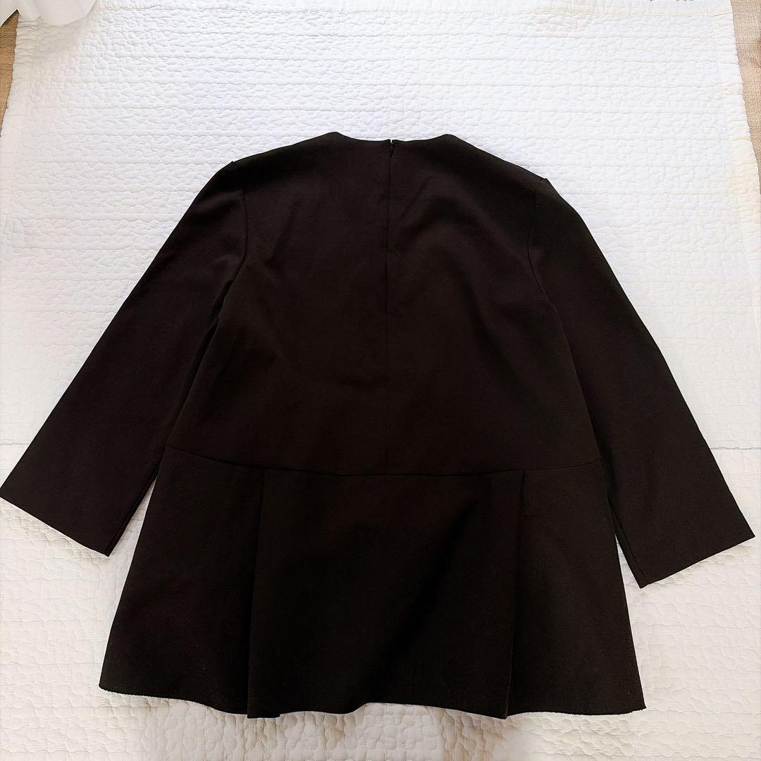 hue DAY TO EVENING ワンサイドパール ペプラムブラウス