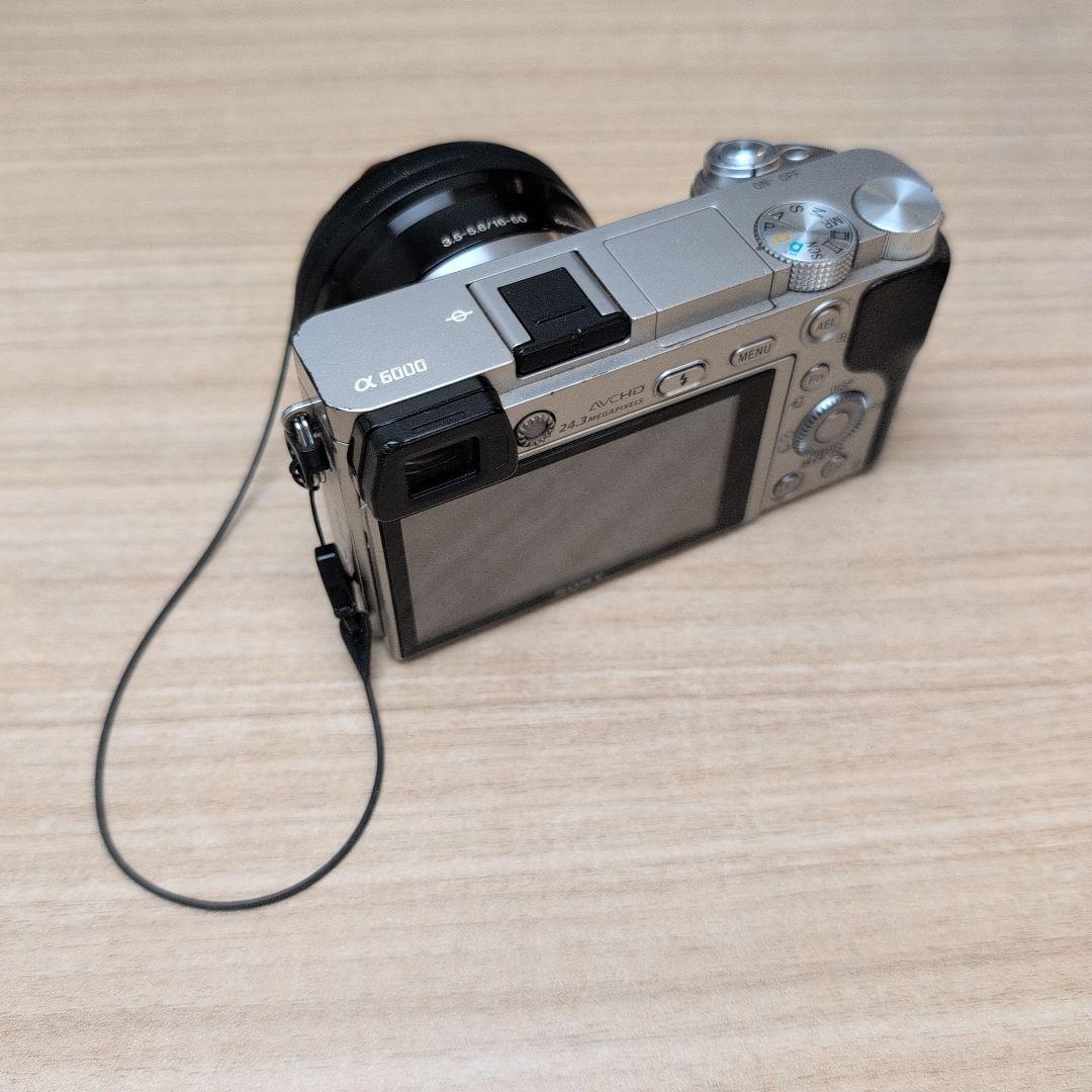 SONY α6000 ミラーレス一眼 レンズキット　バッテリー2個とおまけつき