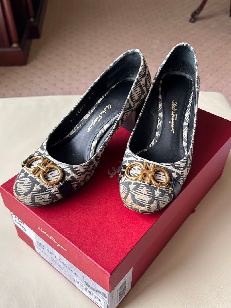 Salvatore Ferragamo エレガントハイヒール