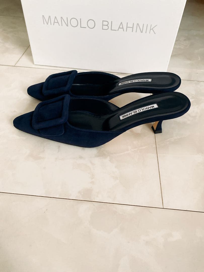 マノロブラニク ☆メイセール未使用381/2 ネイビー5センチヒール