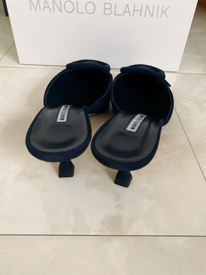 マノロブラニク ☆メイセール未使用381/2 ネイビー5センチヒール