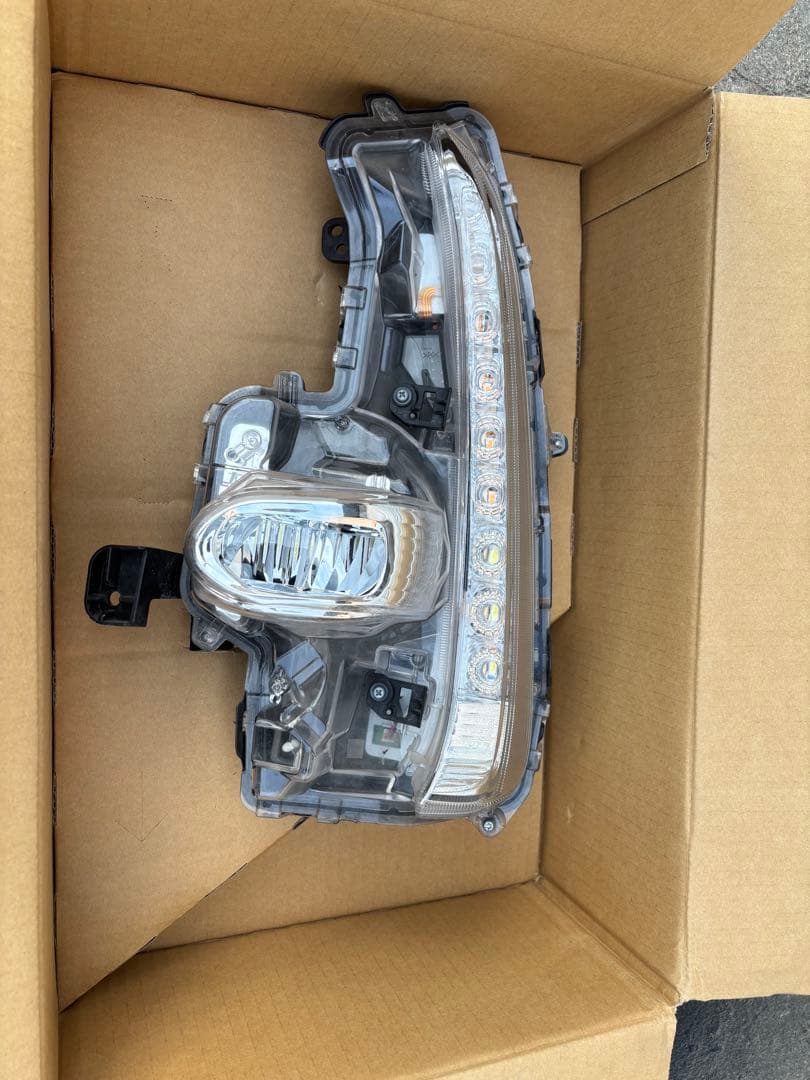 プリウス52phv 左前フォグランプ