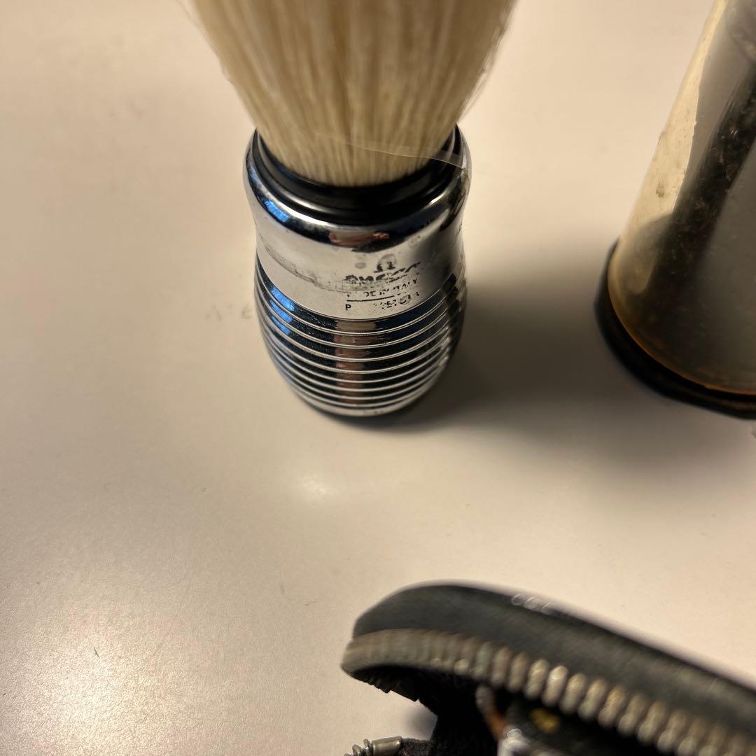 イタリアのヒゲ剃りブラシOnegaとREXの携帯剃刀