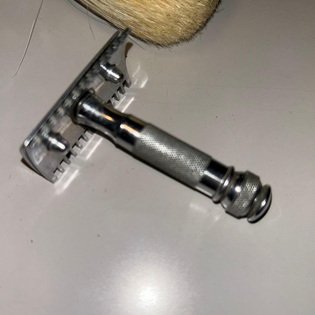 イタリアのヒゲ剃りブラシOnegaとREXの携帯剃刀