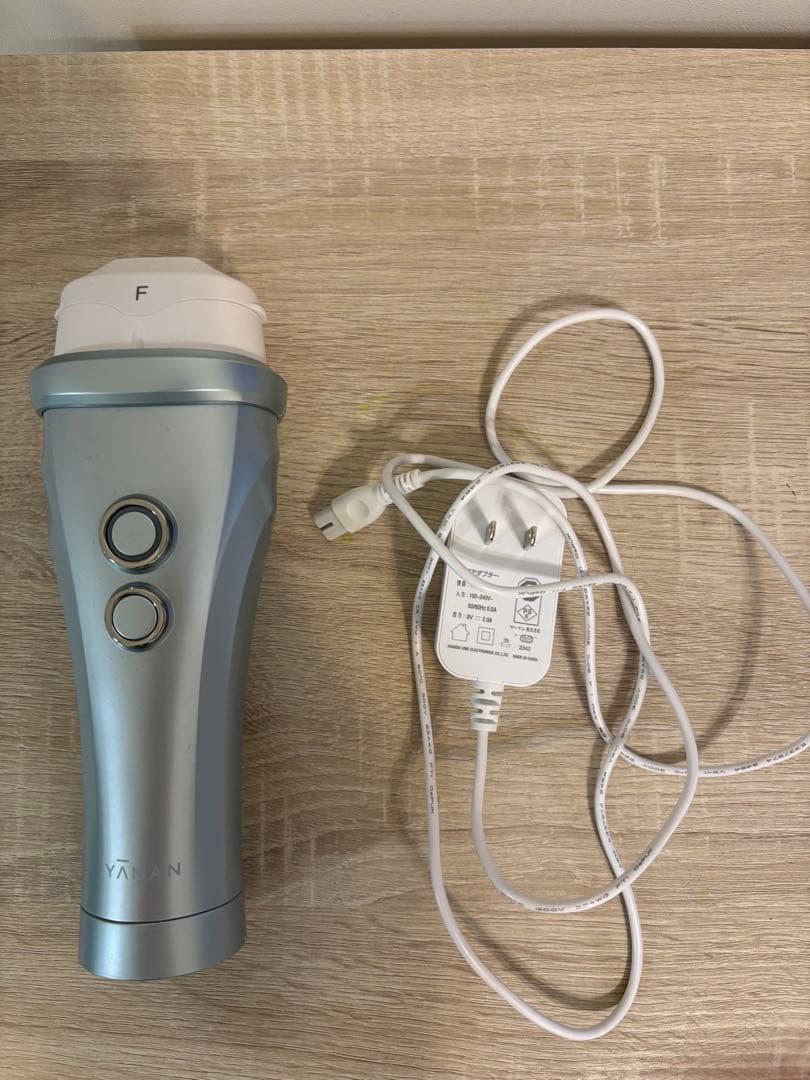 シルバー 脱毛器 充電器付き(箱無しです)
