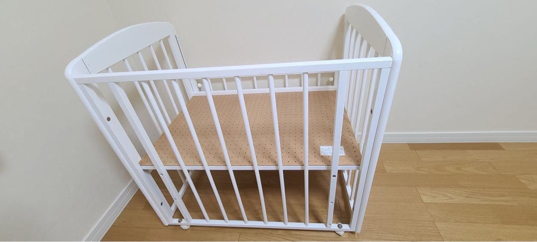 送料込み❤︎ カトージ　ホワイト木製　ミニベビーベッド　キャスター付き　90×60