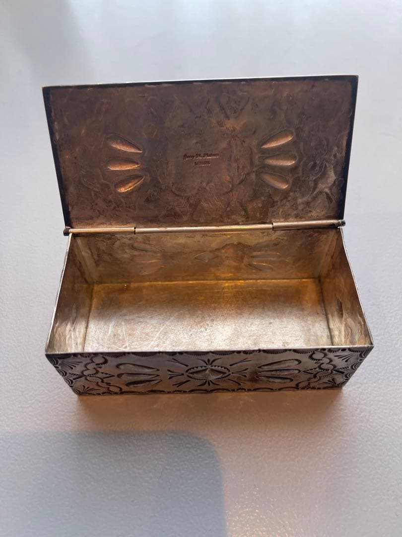 ナバホ族ジェリー・N・プラテロターコイズ付き銀製ボックス