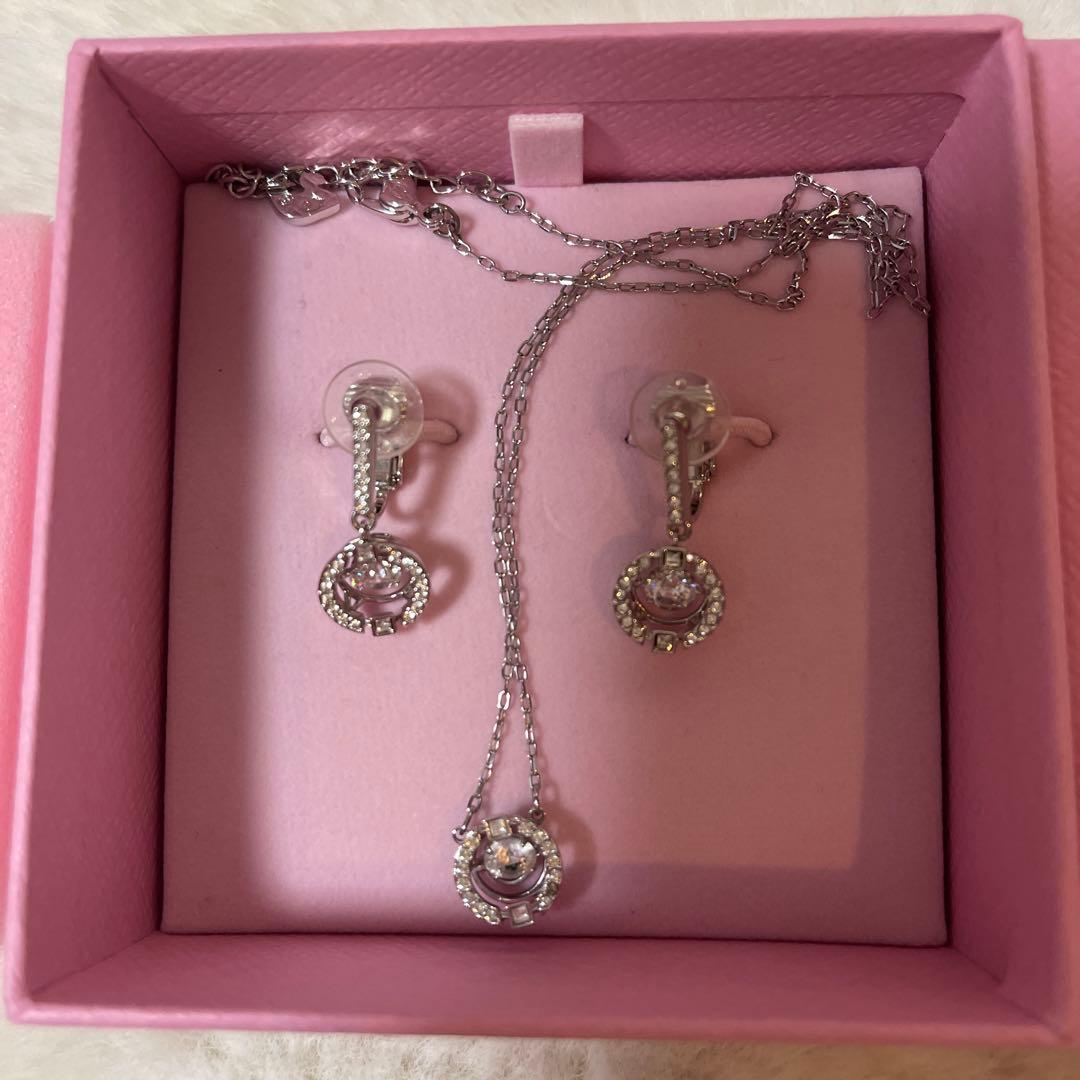 SWAROVSKI　Sparkling Dance Round イヤリング