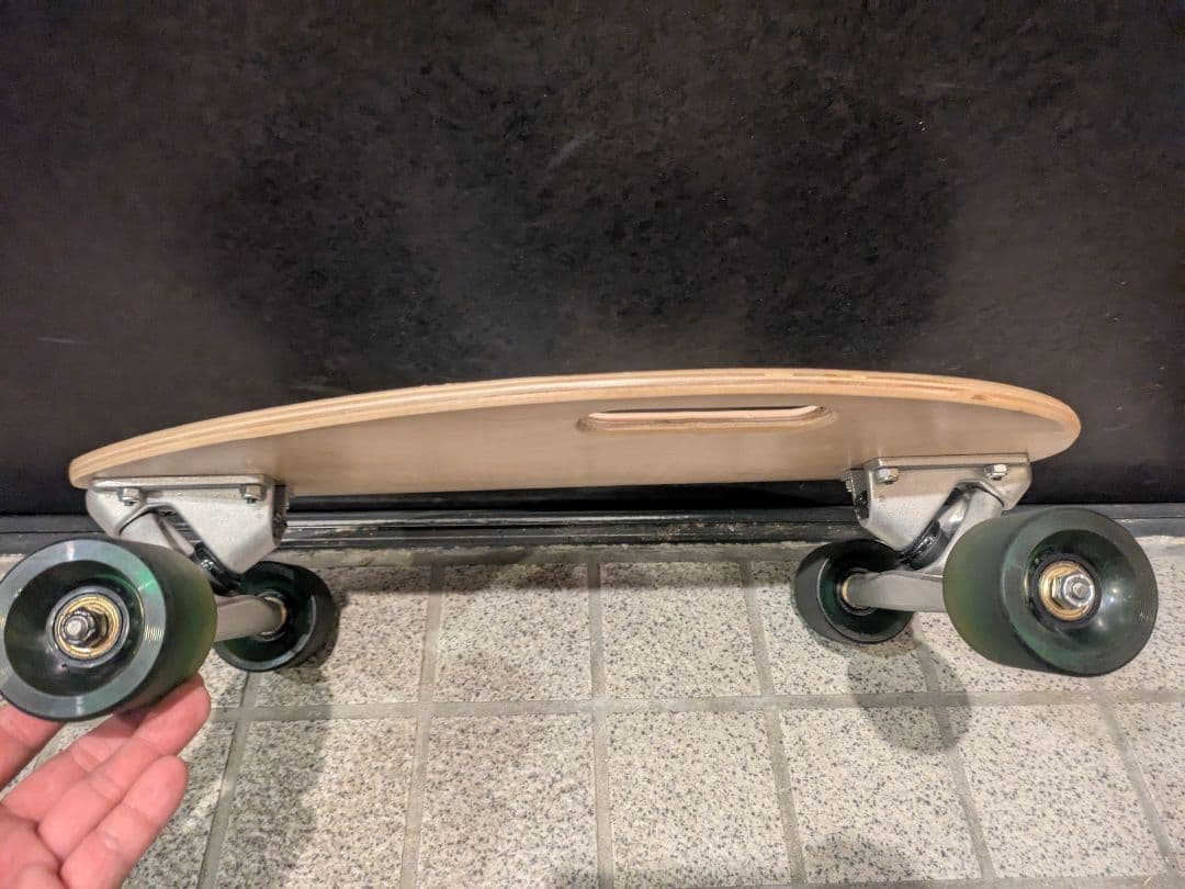 エッグ型スケートボード 青黒波模様　イロスコピーデッキ