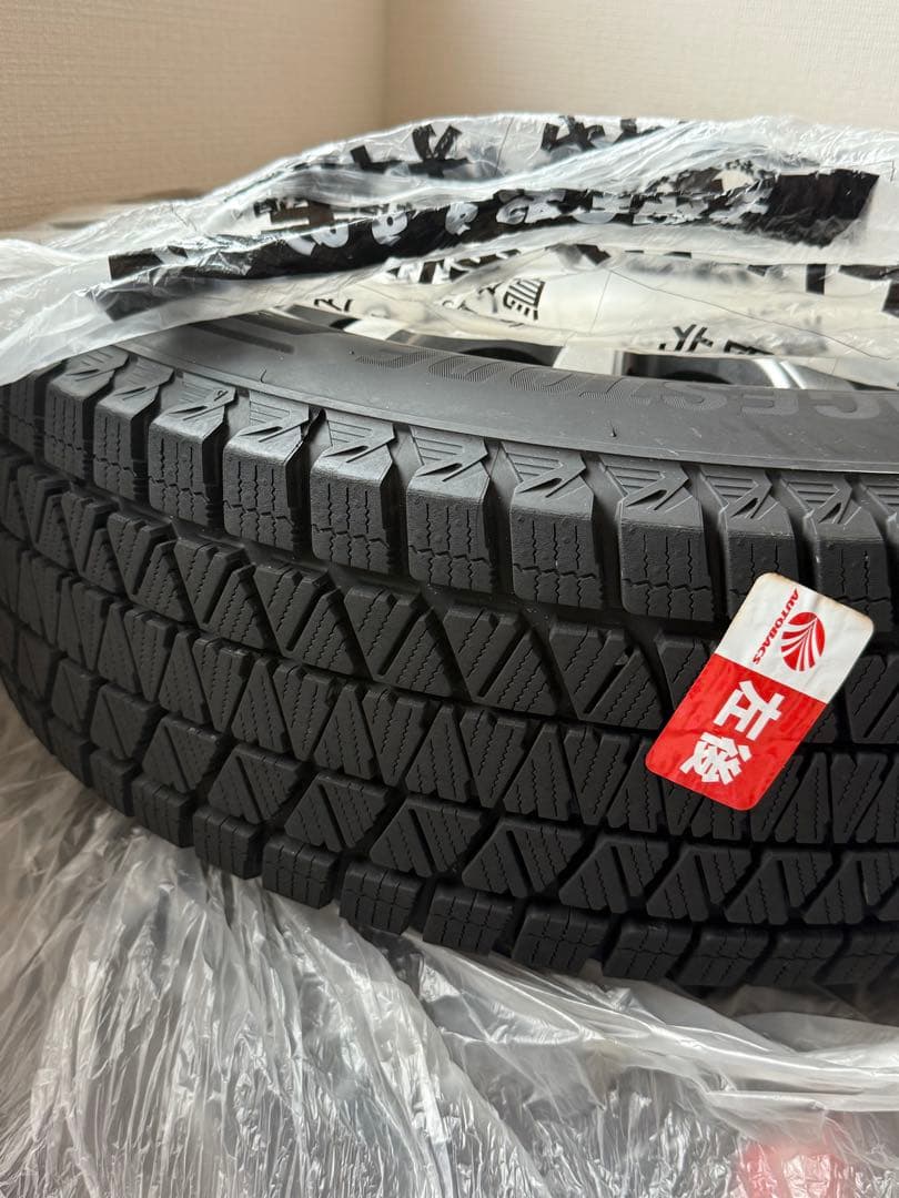 【超美品】スタッドレスタイヤ BLIZZAK DM-V3 215/70R16