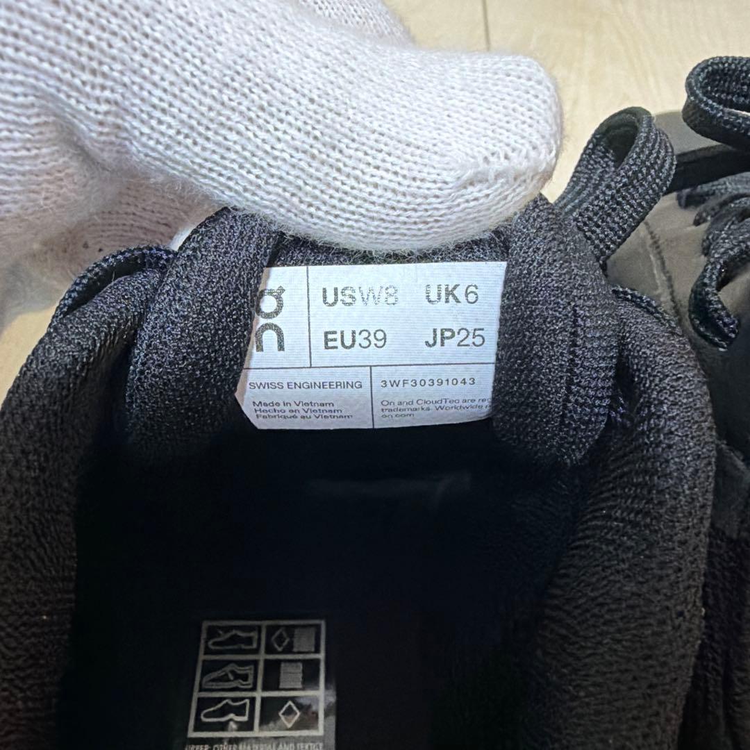 on ブラック スニーカー25cm