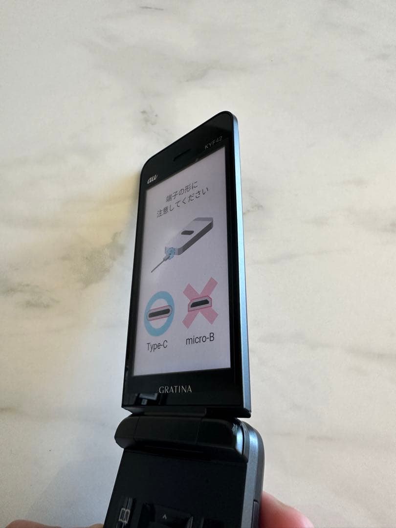 携帯電話本体 au GRATINA KYF42