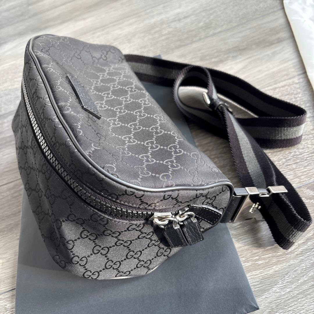 GUCCI ブラック GGパターン ボディバッグ