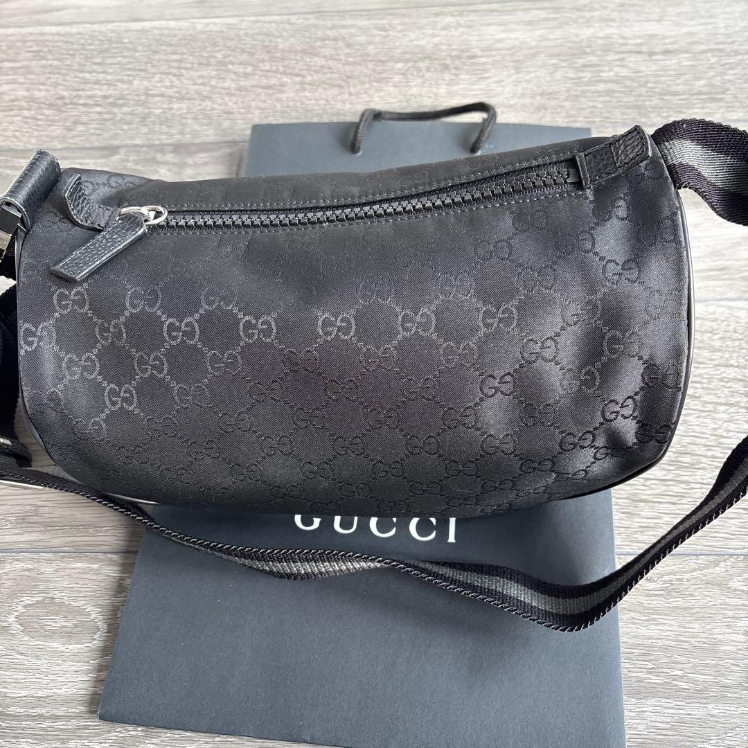 GUCCI ブラック GGパターン ボディバッグ