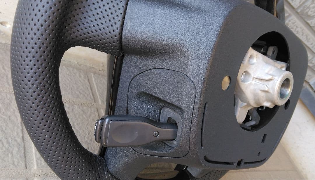 トヨタ アクア NHP10 社外ハンドル ピアノブラック パンチングレザー 美品