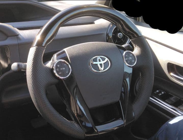 トヨタ アクア NHP10 社外ハンドル ピアノブラック パンチングレザー 美品