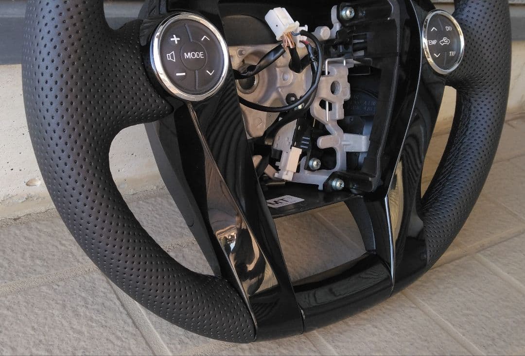 トヨタ アクア NHP10 社外ハンドル ピアノブラック パンチングレザー 美品