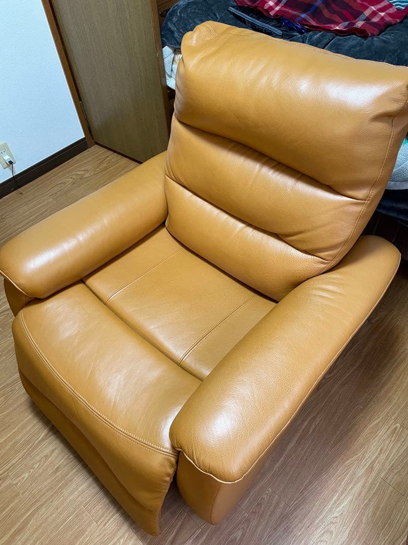 送料込！ニトリ　キャメル色 レザー本革1人用電動リクライニングソファービリーバー