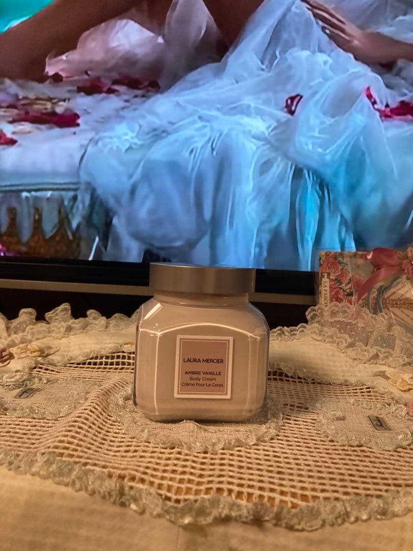 LAURA MERCIER ボディクリーム 200g アンバーバニラと試供品香水