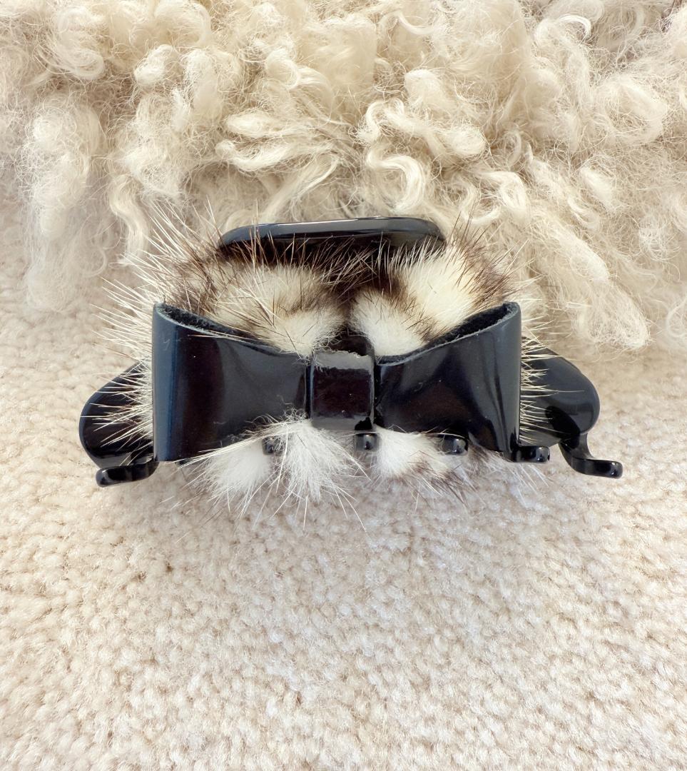 アレクサンドル ドゥ パリ　白黒ファー付き　リボンクリップ　スワロフスキー