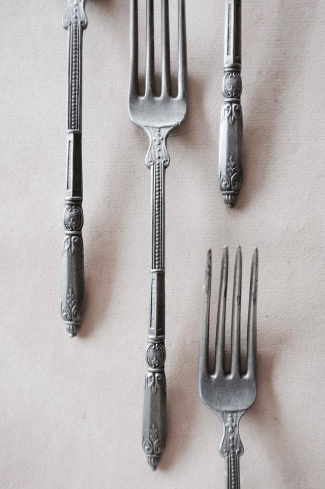 sold france 球とネオゴシックと縦長のスプーンとフォーク