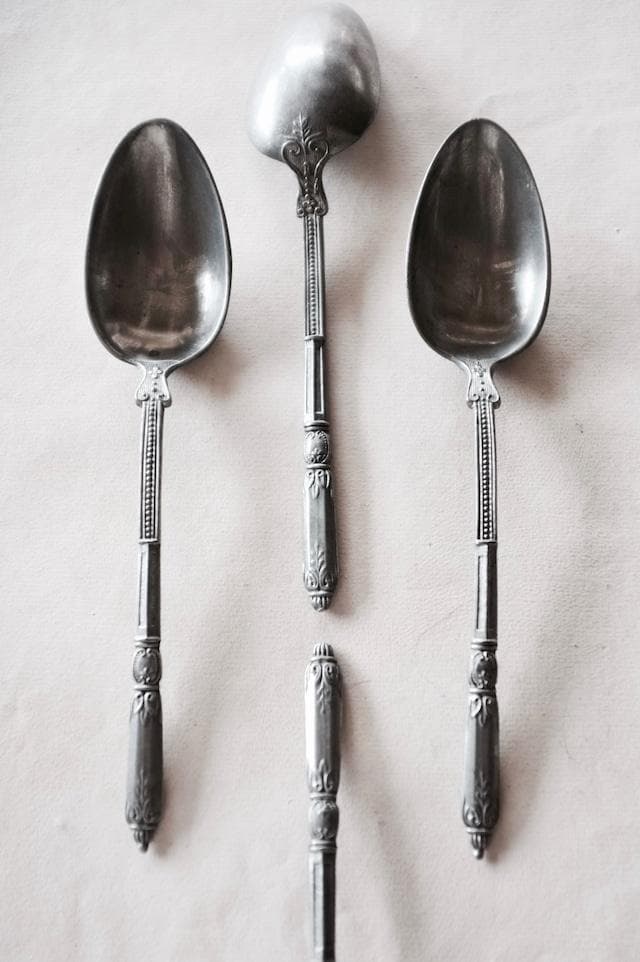 sold france 球とネオゴシックと縦長のスプーンとフォーク