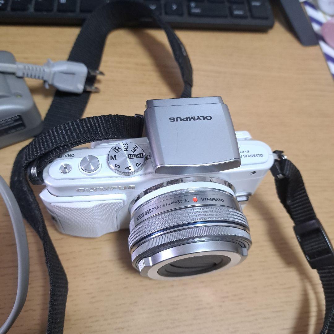 ミラーレス一眼OLYMPUS PEN Lite E-PL6　フラッシュ付き　美品