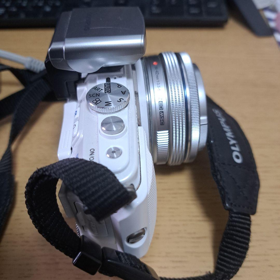 ミラーレス一眼OLYMPUS PEN Lite E-PL6　フラッシュ付き　美品