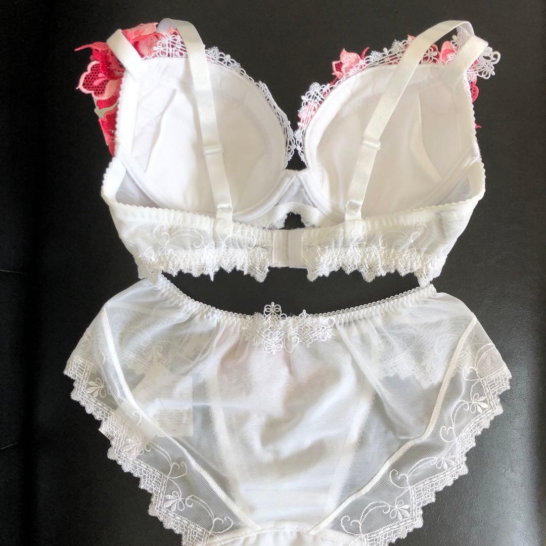 A*E様 ワコール　サルート　プレステージ　ジャズ　04G WH ブラジャー　シ