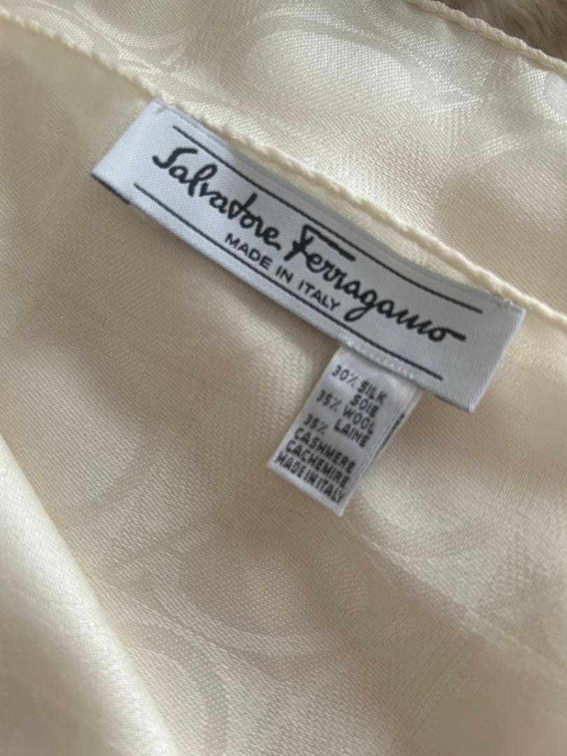 Salvatore Ferragamo アイボリー ストール