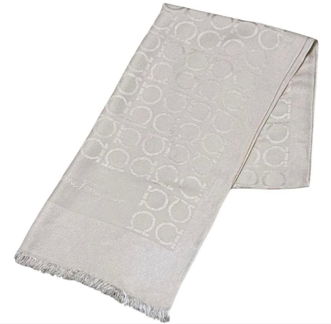 Salvatore Ferragamo アイボリー ストール