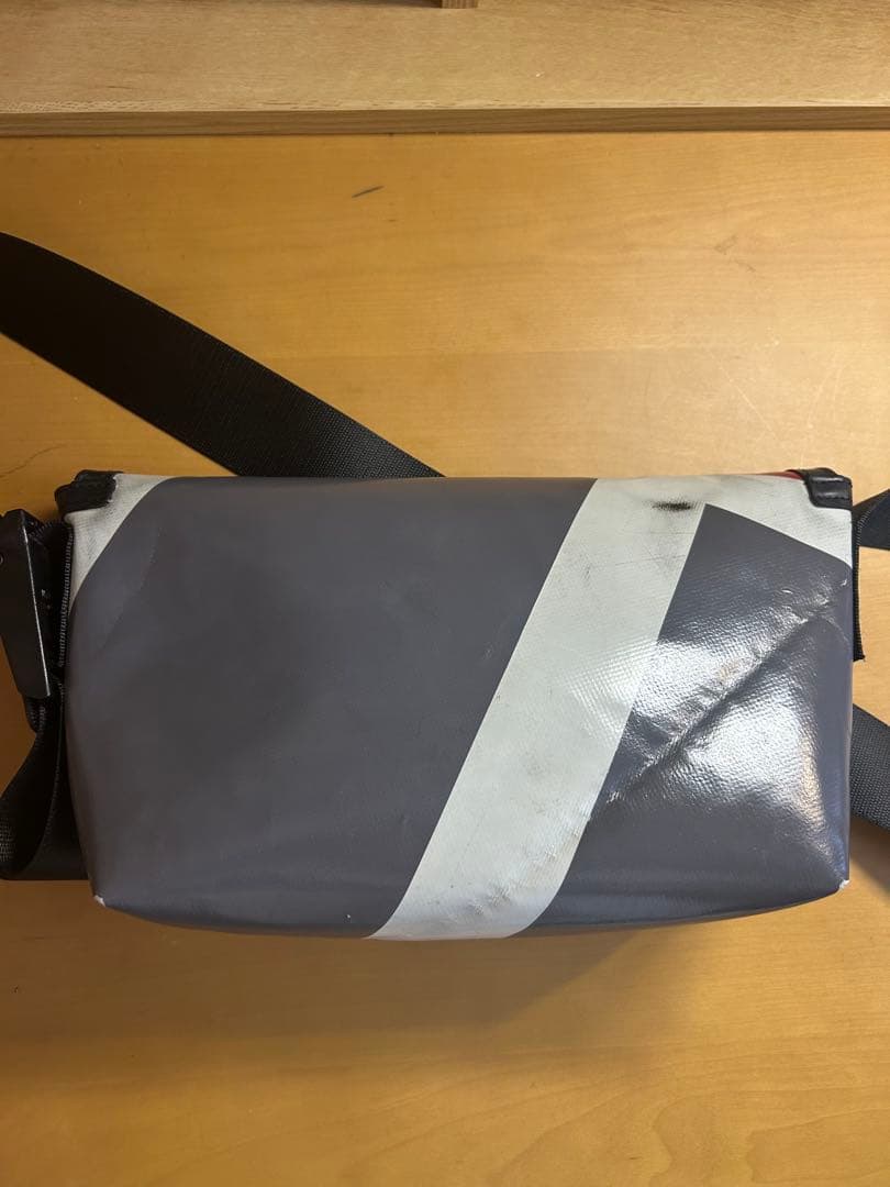 【美品】FREITAG メッセンジャーバッグ ホワイト/レッド/グレー