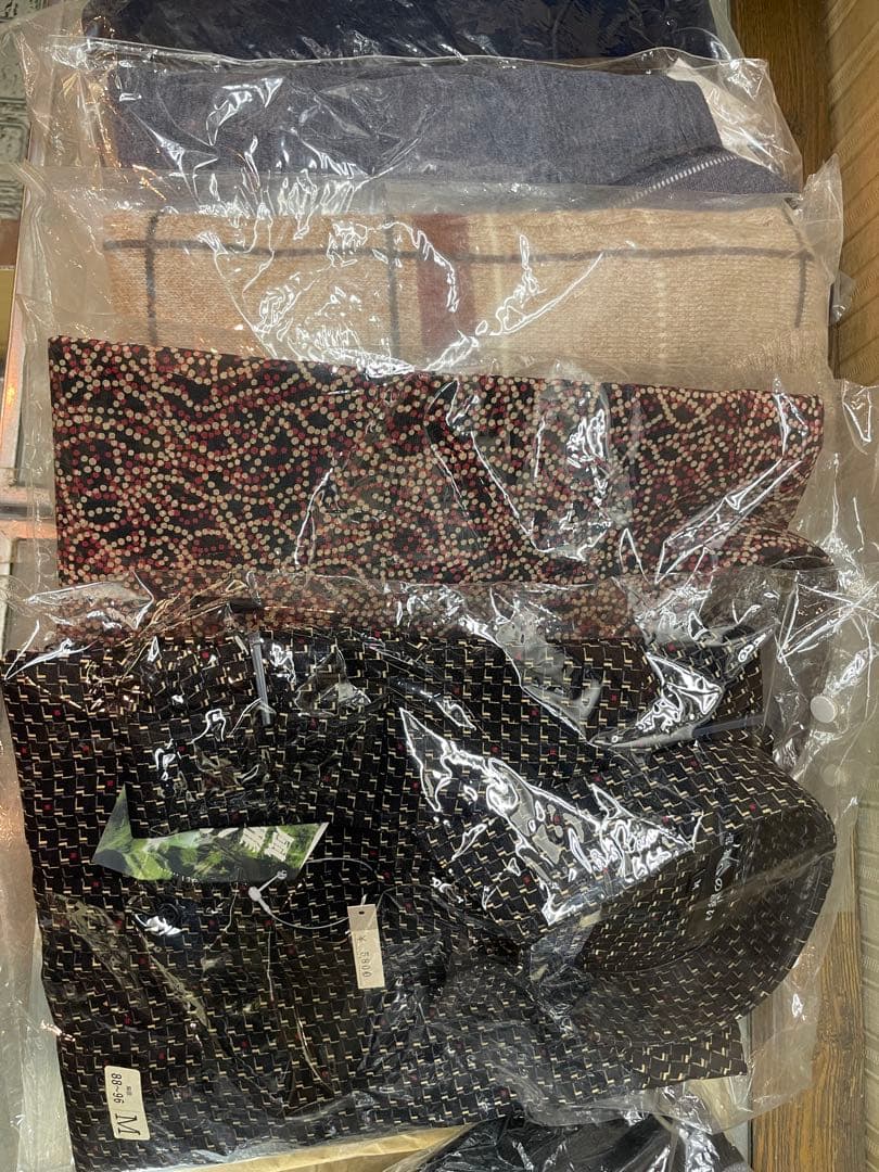 【在庫わずか】紳士服ランダム梱包100着まとめ売り！【送料無料】