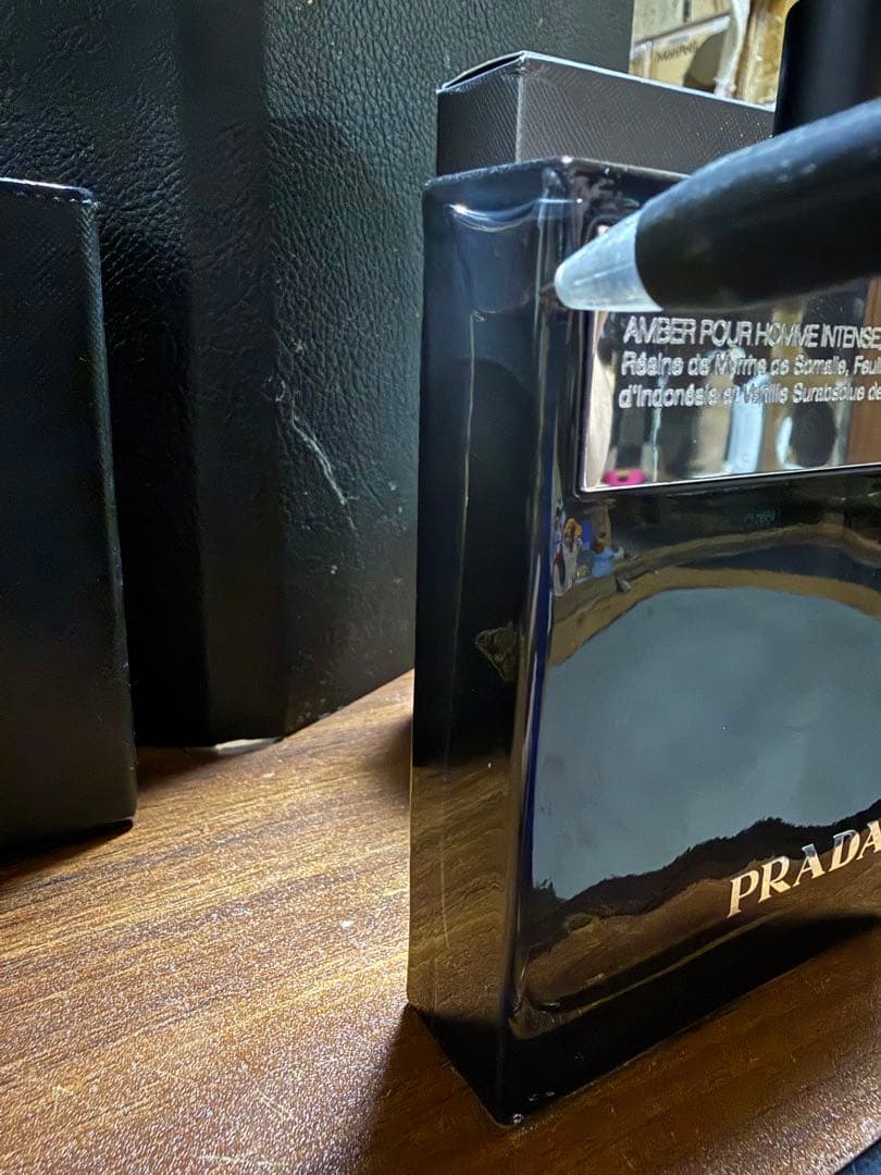 プラダマン インテンス オーデパルファム100mlと専用レザーケース付き。